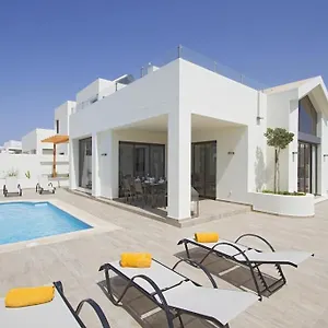 Villa Luxury Near 1km Swimming Pool Tennis Court Great For Ages, Playa Blanca (Lanzarote)